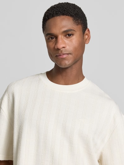Männermodel trägt T-Shirt mit Strukturmuster und Rundhalsausschnitt von Les Deux, Material-Mix mit Viskose-Anteil, Regular-Fit, Nahaufnahme Oberkörper.