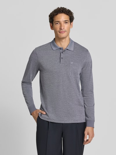 Männermodel trägt Regular Fit Poloshirt mit Baumwoll-Anteil von Christian Berg Men in Grau, Polokragen, Brusttasche, Ganzkörperansicht von vorne