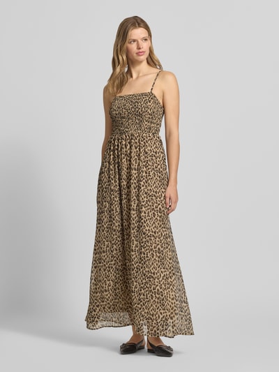 Frauenmodel trägt Ausgestelltes Freizeitkleid mit Allover-Muster Modell 'ELENA VIKKI' von Only, Animal-Print, Chiffon, Midi-Länge, Ganzkörperansicht von vorne.