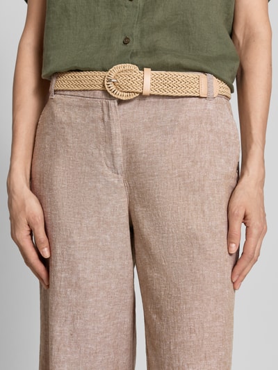 Frauenmodel trägt Culotte aus Leinen-Mix mit Gürtel von Christian Berg Woman in Beige mit französischen Eingrifftaschen, Nahaufnahme Oberkörper.