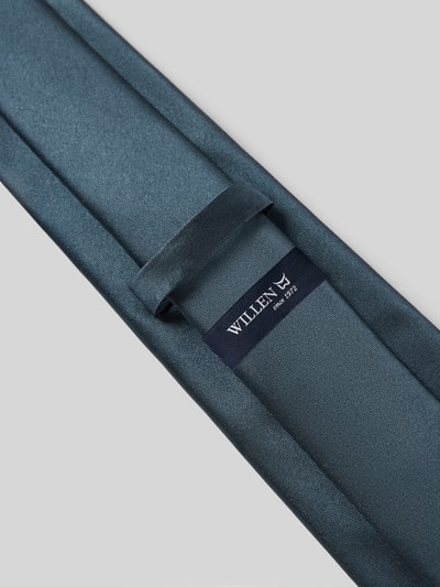 Produktfoto, Krawatte aus Seide von Willen in klassischer Form, Breite 7,5 cm, Label-Detail, reine Seide, dezentes Blau, glatte Textur.