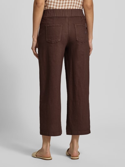 Frauenmodel trägt Culotte aus Viskose-Mix mit Knopfverschluss Modell 'Martinique' von Buena Vista, braun, Loose-Fit, Gesäßtaschen, Innenbeinlänge 64 cm, Bundweite 39 cm, Ganzkörperansicht Rückansicht.