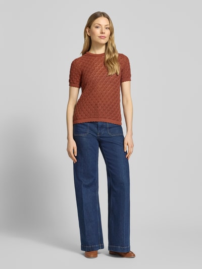 Modelka kobieca nosi Strickshirt mit Lochstickerei von Jake*s Collection z mieszanki bawełny, prosty krój, okrągły dekolt, rękaw o dł. 1/2, haft angielski, długość tyłu w rozmiarze S: 52 cm, długość rękawów w rozmiarze S: 21 cm, widok całej sylwetki z przodu.