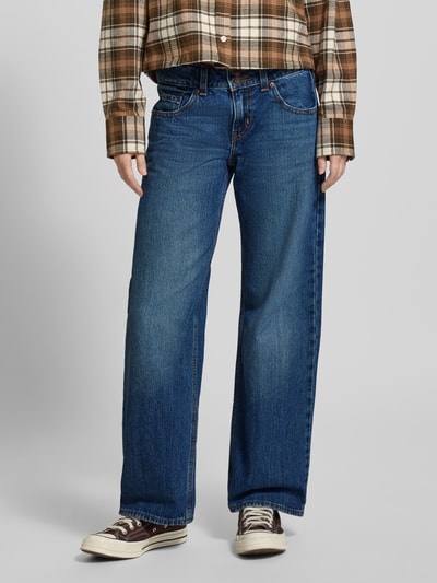 Frauenmodel trägt Jeans mit 5-Pocket-Design von Levi's®, blaue Baumwolle, lockerer Schnitt, Ganzkörperansicht von vorne.