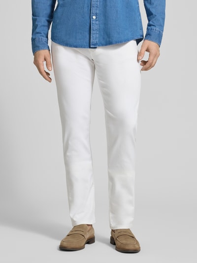 Männermodel trägt weiße Straight Fit Jeans aus Baumwoll-Mix Modell 'Arne Pipe' von MAC, 5-Pocket-Design, Nahaufnahme Oberkörper.