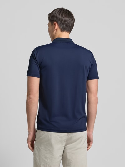 Mannenmodel draagt Regular Fit Poloshirt met Logo van EA7 Emporio Armani in donkerblauw, materiaal-mix met stretch, rugaanzicht.