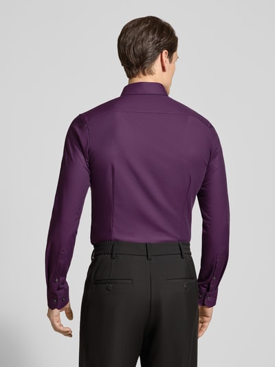 Männermodel trägt Super Slim Fit Business-Hemd Modern Kent Uni Twill von OLYMP No. Six, Uni-Lila, Baumwoll-Mix, Ganzkörperansicht Rückansicht.