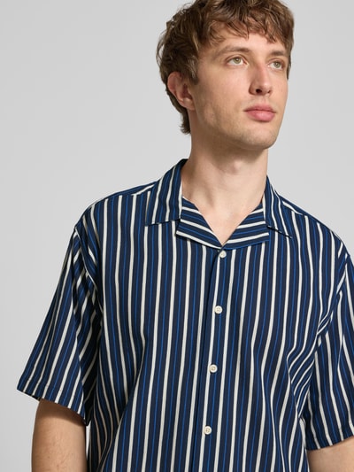 Männermodel trägt Regular Fit Freizeithemd mit Reverskragen Modell 'HOWIE' von Redefined Rebel, Allover-Look, reine Baumwolle, Nahaufnahme Oberkörper.