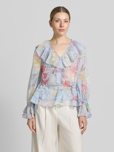 Frauenmodel trägt Regular Fit Bluse mit Volants und Trompetenärmeln von Comma im Allover-Look mit V-Ausschnitt, Ganzkörperansicht von vorne.