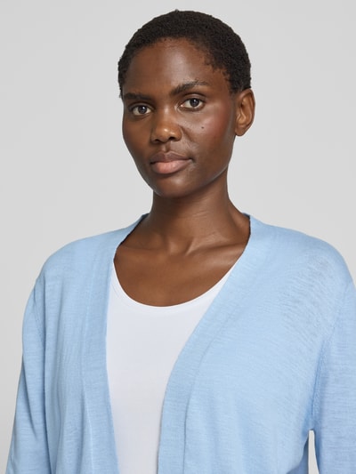 Frauenmodel trägt Regular Fit Bolero aus reiner Baumwolle von s.Oliver RED LABEL in Hellblau, glatte Struktur, Nahaufnahme Oberkörper.