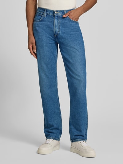 Mężczyzna nosi Straight Fit Jeans im 5-Pocket-Design Modell 'WEST' od Lee, bawełna ze stretchem, jasnoniebieski, szerokość w rozmiarze 32/32: 43 cm, długość nogawki: 81 cm, widok całej sylwetki z przodu.
