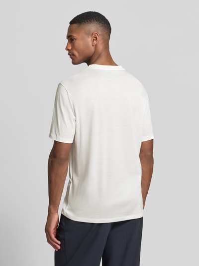 Männermodel trägt T-Shirt mit Label-Stitching von Emporio Armani, Lyocell-Baumwoll-Mix, Regular-Fit, Rückenlänge 72 cm, Ganzkörperansicht Rückansicht.