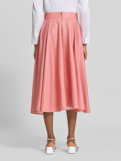 Kobiece model prezentuje spódnica midi z kwiatowym nadrukiem Model 'Darra' od Ted Baker, zamek błyskawiczny, Linia a, szerokość w rozmiarze 36: 37 cm, całkowita długość w rozmiarze 36: 76 cm, widok całej sylwetki z tyłu