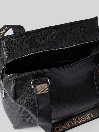 Produktfoto, schwarzer Shopper aus Baumwoll-Mix von CK Calvin Klein mit strukturierter Oberfläche und sichtbarem Markenschriftzug, Damen.