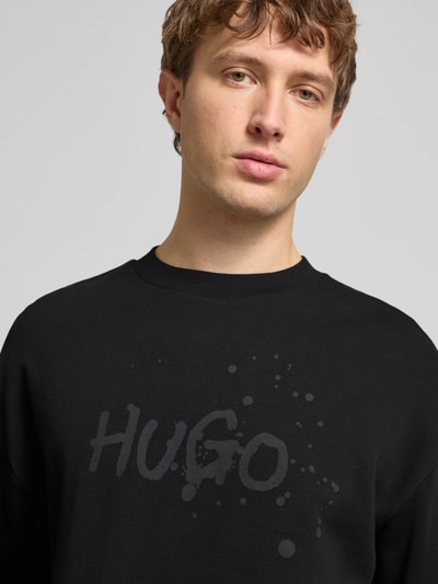 Męski model nosi Regular Fit Bluza z czystej bawełny Model 'NIEROFIX_CREW' od Hugo, efekt: jednolity kolor, nadruk z logo, okrągły dekolt, długi rękaw, prążkowane zakończenia, dzianina dresowa, materiał: bawełna, Nahaufnahme Oberkörper.