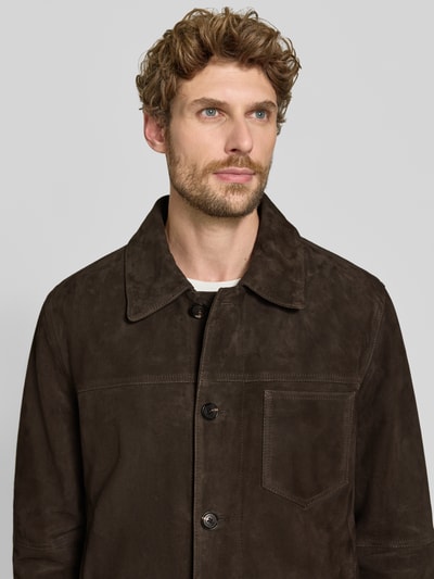 Männermodel trägt Regular Fit Jacke aus echtem Lammleder Modell 'FLINT' von Strellson, braune Farbe, Nahaufnahme Oberkörper, Herren Leder- / Kunstlederjacke von Strellson