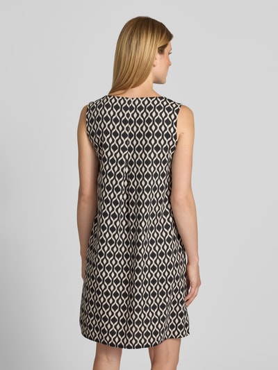 Frauenmodel trägt A-Linien Freizeitkleid aus Leinen-Viskose-Mix von Betty Barclay, schwarz-beige Muster, glatte Textur, Ganzkörperansicht Rückansicht. Damen Freizeitkleid von Betty Barclay.