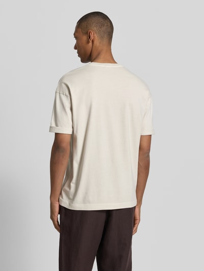 Männermodel trägt T-Shirt mit Ärmelaufschlag und Rundhalsausschnitt von Drykorn aus Reine Baumwolle, Regular-Fit, Rückenlänge 70 cm, Ganzkörperansicht Rückansicht