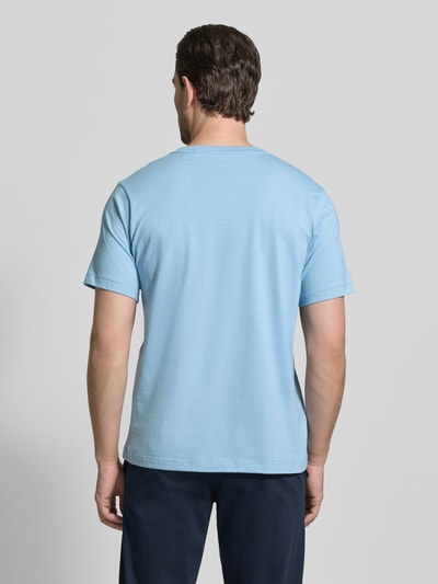 Männermodel trägt T-Shirt mit V-Ausschnitt von Schiesser in Hellblau, reine Baumwolle, Regular Fit, glatte Textur, Ganzkörperansicht Rückansicht.
