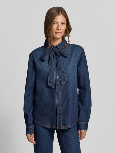 Frauenmodel trägt Regular Fit Jeansbluse aus reiner bawełna von MYON, krój regular fit, ozdobna kokarda, listwa guzikowa, kołnierzyk koszulowy, zaokrąglony dół, długość tyłu w rozmiarze 36: 67 cm, długość rękawów w rozmiarze 36: 63 cm, kolor ciemnoniebieski, widoczne przeszycia, gładka tekstura, Ganzkörperansicht von vorne.