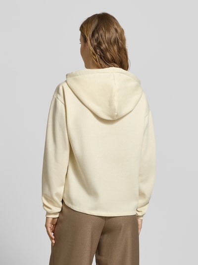 Frauenmodel trägt Regular Fit Hoodie aus Baumwoll-Mix Modell 'CHILLI' von Pieces, unifarben, Langarm, Sweat-Material, Rückansicht