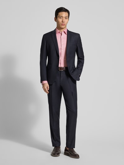 Männermodel trägt Regular Fit vrijetijdsoverhemd uit katoenmix model 'H-JOE-K-C1-261' van BOSS met all-over motief, geruit patroon, kentkraag, doorlopende knoopsluiting, labelstitching, achterpas, lange mouw, manchet, afgeronde rompzoom, popeline materiaalverwerking. Ganzkörperansicht van voren.