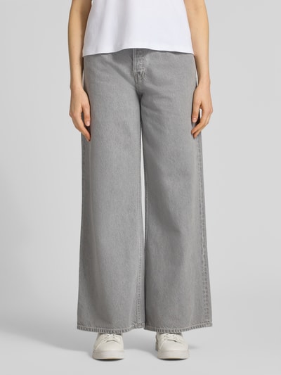 Frauenmodel trägt Wide Leg Jeans aus Lyocell-Baumwoll-Mix Modell 'ASTRAEAAS' von Armedangels in grauer Denim-Optik, 5-Pocket-Design, Mid Waist, Ganzkörperansicht von vorne.