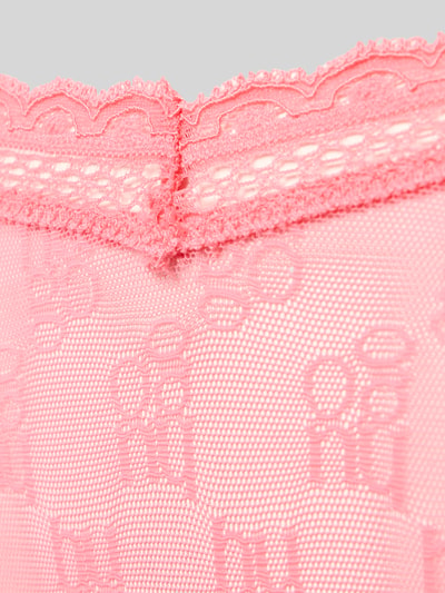 Frauenmodel trägt String aus Spitze von HUGO in Rosa mit Logo-Prägung im Bund, Spitzen-Optik, Detailaufnahme.