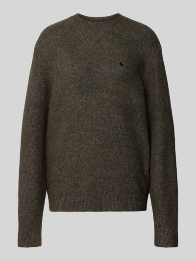 Produktfoto, sweter z dzianiny z mieszanka materiałów z dodatkiem streczu, wyhaftowane logo, prążkowane wykończenia, Model 'CURTIS' od Carhartt Work In Progress, luźny krój, okrągły dekolt, kolor khaki, tekstura miękka, długość tyłu 68 cm, długość rękawów 68 cm.