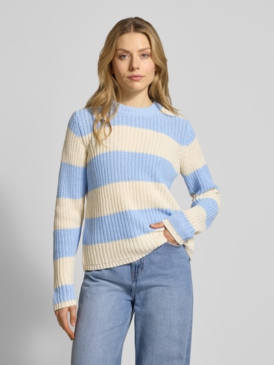 Frauenmodel trägt Strickpullover mit gerippten Abschlüssen Modell 'REMONE' von Soyaconcept im Baumwoll-Mix, lockerer Schnitt, Rundhalsausschnitt, beige-blau gestreift, Ganzkörperansicht von vorne.
