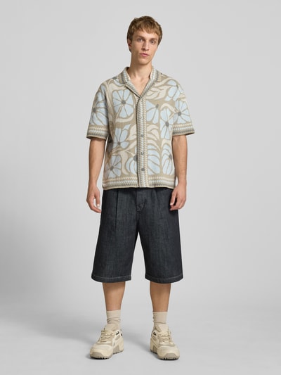 Männermodel trägt Relaxed Fit Freizeithemd aus Baumwoll-Mix Modell 'DUKE' von Only & Sons, mehrfarbig, floral gemustert, Ganzkörperansicht von vorne.
