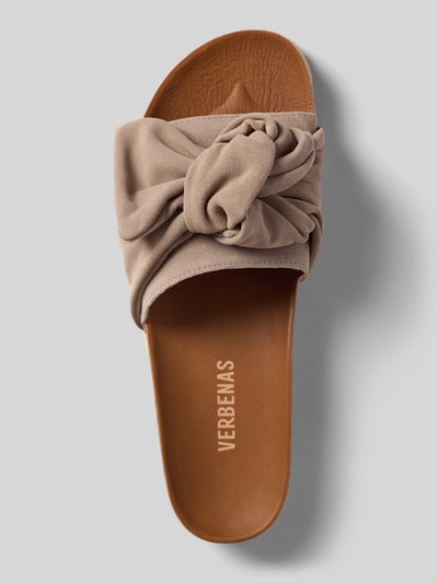 Produktfoto, Slipper aus echtem Leder mit Zierschleife Modell 'Roxy' von Verbenas, Damen Slipper, abgerundete Passform, offene Ferse, Absatzhöhe 3 cm, beige-braune Farbe, glatte Textur.
