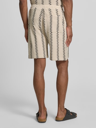 Männermodel trägt Relaxed Fit Stoffshorts aus Baumwoll-Mix von s.Oliver RED LABEL, Optik:Allover-Muster, Strukturmuster, Gesäßtasche, Ganzkörperansicht Rückansicht