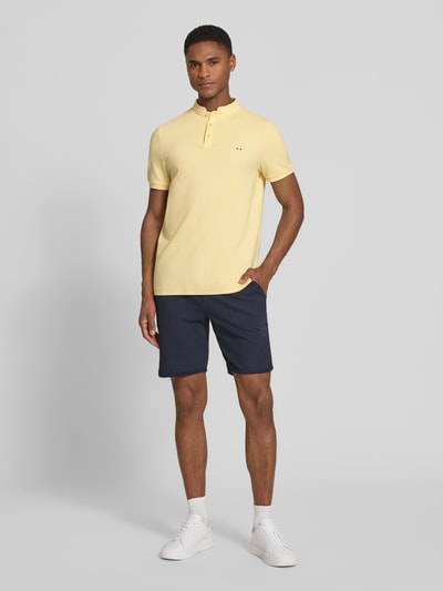 Męski model nosi Slim Fit Poloshirt mit Stehkragen von HECHTER PARIS, żółty, bawełna, krój slim fit, krótkie rękawy, przód, ujęcie całej sylwetki.