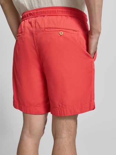 Männermodel trägt Regular Fit Shorts mit elastischem Bund Modell 'SUNFADED' von Gant aus reiner Baumwolle in Rot, Ganzkörperansicht Rückansicht. Herren Shorts mit Tunnelzug, Bundweite bei Größe M 43 cm, Innenbeinlänge 15 cm.