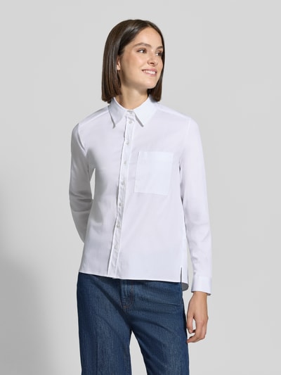 Vrouwenmodel draagt Regular Fit Hemdbluse aus Baumwoll-Mix van Milano Italy, dames overhemdblouse met borstzak, wit, regular fit, overhemdkraag, lange mouwen, verlengde rug, ruglengte maat 36: 66 cm, mouwlengte maat 36: 60 cm, voorkantaanzicht, Nahaufnahme Oberkörper.