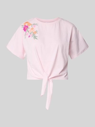 Produktfoto, Regular Fit T-Shirt mit floralem Stitching Modell 'Fabian' von YAS aus reiner Baumwolle in hellem Rosa mit Zierknoten vorn.