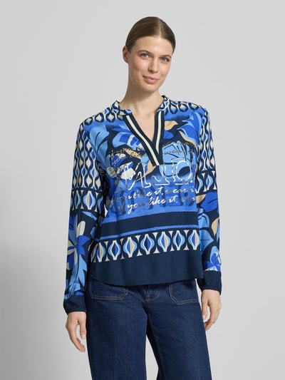 Vrouwenmodel draagt Blusenshirt uit viscose met tuniekkraag van Betty Barclay, zuiver viscose, regular fit, all-over look, V-hals, vooraanzicht bovenlichaam