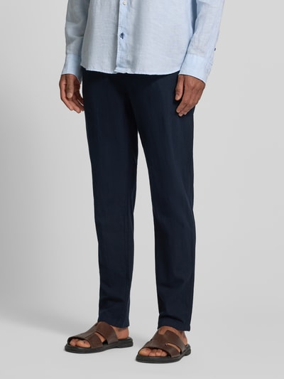 Männermodel trägt Jogpants aus Baumwoll-Leinen-Mix mit elastischem Bund von Scotch & Soda, Regular Fit, dunkelblau, Ganzkörperansicht von vorne.