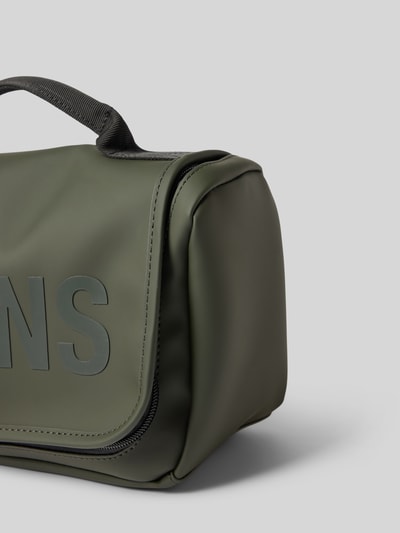 Produktfoto, Kulturtasche mit Label-Print Modell 'Texel Wash' von Rains in Olivgrün, matte Textur, Rundum-Reißverschluss, Detailaufnahme