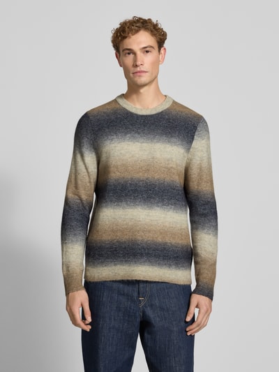 Männermodel trägt Strickpullover mit Rundhalsausschnitt Modell 'AIDEN' von Samsøe Samsøe in Beige-Braun-Grau, Material-Mix, Ganzkörperansicht von vorne.