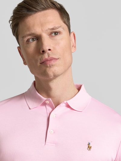 Männermodel trägt Regular Fit Poloshirt aus reiner Baumwolle von Polo Ralph Lauren, Optik: Unifarben, Logo-Stitching, Nahaufnahme Oberkörper.