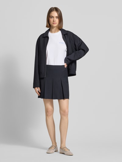 Frauenmodel trägt Oversized T-Shirt mit Statement-Print von REVIEW aus reiner Baumwolle, Oversized-Fit, Rundhalsausschnitt, Rückenlänge 70 cm, Damen T-Shirt, Ganzkörperansicht von vorne.