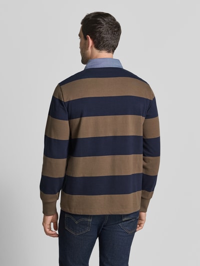 Męski model nosi Regular Fit Sweatshirt aus reiner Baumwolle von GANT, szerokie granatowo-brązowe pasy, gładka tekstura, Ganzkörperansicht Rückansicht.