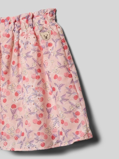 Produktfoto, Knielanger Rock mit elastischem Bund und Label-Detail von Steiff, Material-Mix mit Baumwoll-Anteil, A-Linie, zartes Rosa mit Kirsch- und Blumenmuster, detailreich strukturierte Oberfläche, Bundweite 29 cm, Gesamtlänge 36 cm, Kindergrößen.