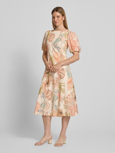 Frauenmodel trägt Midikleid im Allover-Look mit Puffärmeln von Rich & Royal, Reine Baumwolle, A-Linie, Rundhalsausschnitt, Ganzkörperansicht von vorne.