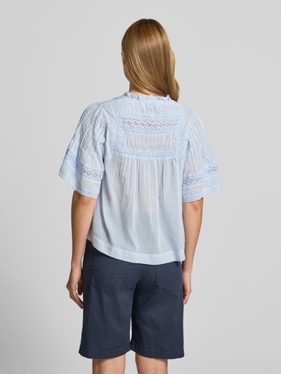 Frauenmodel trägt Damen Bluse mit Häkelspitze Modell 'Siama' von Neo Noir in Hellblau, Loose-Fit, Serafino-Kragen, 1/2-Arm, Rückenlänge 58 cm, Ärmellänge 30 cm, Ganzkörperansicht Rückansicht.