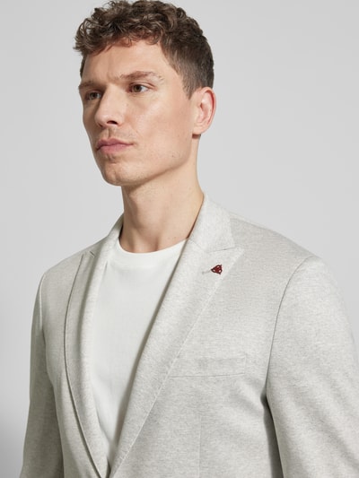 Männermodel trägt Regular Fit Blazer aus Viskose-Mix mit Zierbesatz von Roy Robson, hellgrau, feine Struktur, Nahaufnahme Oberkörper.