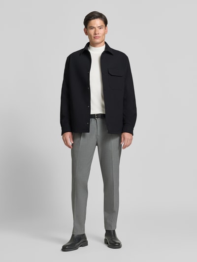 Männermodel trägt zwart overshirt met borstzak en labeldetail van Antony Morato, Materiaalmix met stretch, regular fit, Kentkraag, knoopsluiting, borstzak met klep, zijsteekzakken, labeldetail op de rug, ruglengte bij maat 50 is 80 cm, Ganzkörperansicht van voren.