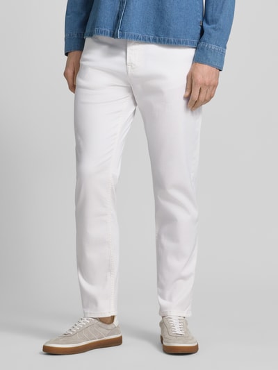 Männermodel trägt Regular Fit Jeans aus Baumwoll-Mix Modell 'MAINE' von BOSS Orange, Optik: Unifarben, 5-Pocket-Design, Nahaufnahme Unterkörper.